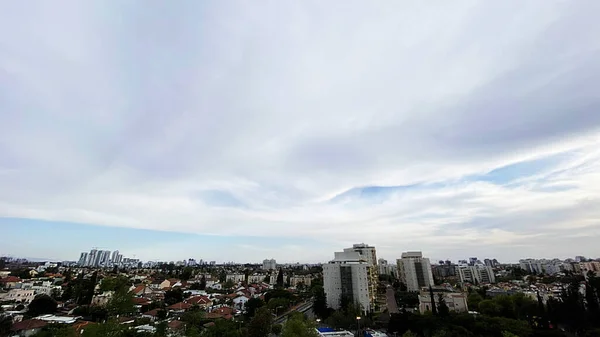 Binanın Çatısından Bak Şehrin Üzerinde Bulutlu Gökyüzü Yüksek Kalite Fotoğraf — Stok fotoğraf
