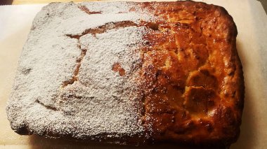 Taze pişmiş süzme peynirli lezzetli pasta. Yüksek kalite fotoğraf.