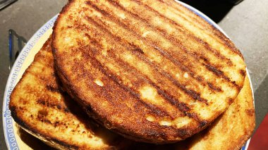 Yumurtalı ton balıklı ve peynirli kızarmış tost. Yüksek kalite fotoğraf.