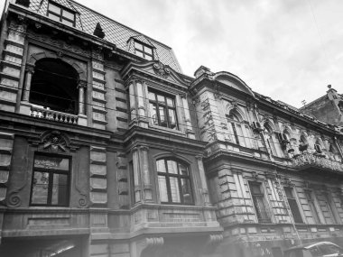 Yaz günlerinde eski Tiflis mimarisi, kapıları ve dış dekorasyonu