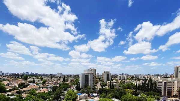  Pencereden bak. Mavi gökyüzü ve beyaz bulutlar üzerinde şehir manzarası. Yüksek kalite fotoğraf.