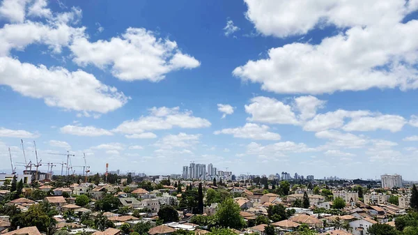 Pencereden Bak Mavi Gökyüzü Beyaz Bulutlar Üzerinde Şehir Manzarası Yüksek — Stok fotoğraf