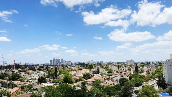 Widok Okna Widok Miasta Błękitne Niebo Białe Chmury Wysokiej Jakości — Zdjęcie stockowe