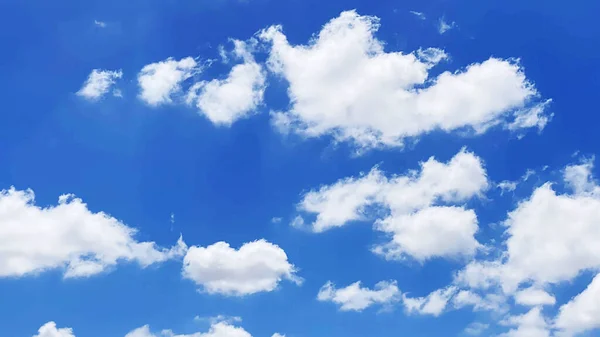 Céu Azul Ensolarado Nuvens Brancas Maravilhoso Dia Verão Foto Alta — Fotografia de Stock