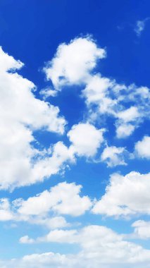  Güneşli mavi gökyüzü ve beyaz bulutlar. Harika bir yaz günü. Yüksek kalite fotoğraf.