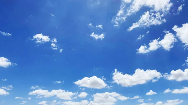 晴れ青空と白い雲 素晴らしい夏の日 高品質の写真 — ストック写真