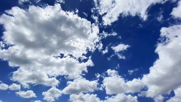 阳光灿烂的蓝天和白云 一个美妙的夏日 高质量的照片 — 图库照片