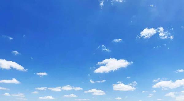 Zonnige Blauwe Lucht Witte Wolken Een Heerlijke Zomerdag Hoge Kwaliteit — Stockfoto