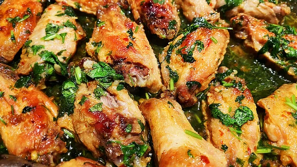 Deliziose Ali Pollo Arrosto Con Erbe Piegate Sulla Parte Superiore — Foto Stock