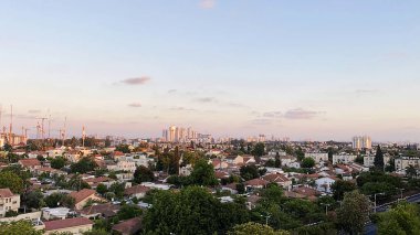  Pencereden bak. Gün batımında şehir. Yüksek kalite 4k görüntü.