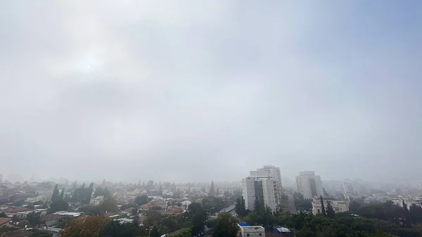 Θέα Από Την Οροφή Του Κτιρίου Ομίχλη Πάνω Από Την — Φωτογραφία Αρχείου