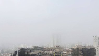 Binanın çatısından bak. Şehrin üzerinde sis var. Yüksek kalite 4k görüntü