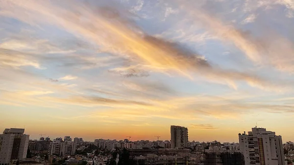 Zicht Vanuit Het Raam Stad Bij Zonsondergang Hoge Kwaliteit Beeldmateriaal — Stockfoto