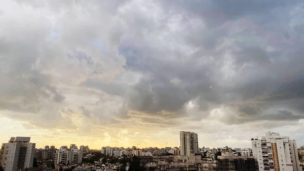 Θέα Από Την Οροφή Του Κτιρίου Συννεφιασμένος Ουρανός Πάνω Από — Φωτογραφία Αρχείου