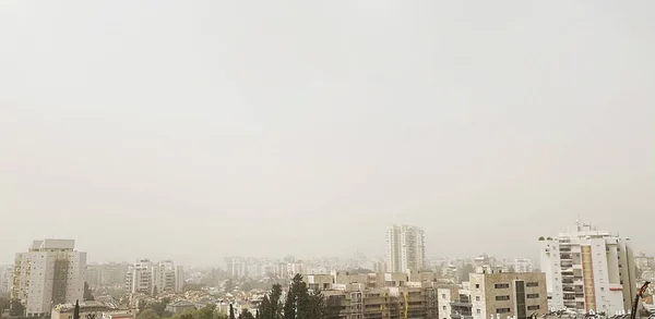 Widok Dachu Budynku Mgła Nad Miastem Wysokiej Jakości Materiał — Zdjęcie stockowe