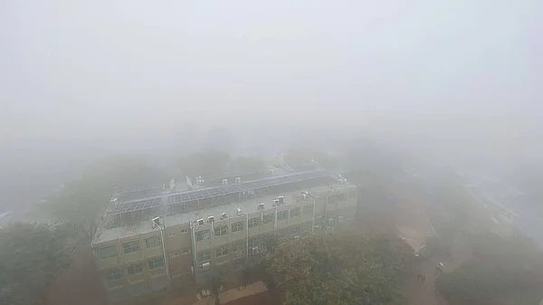 Θέα Από Την Οροφή Του Κτιρίου Ομίχλη Πάνω Από Την — Φωτογραφία Αρχείου