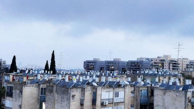 Binanın çatısından bak. Şehrin üzerinde bulutlu gökyüzü. Yüksek kalite fotoğraf.