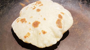Maya olmadan pişmiş lezzetli pita. Mutfak fantezisi. Yüksek kalite fotoğraf.