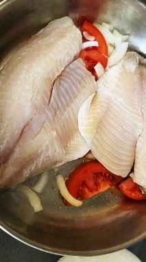 Domatesli balık fileto ve doğranmış soğan. Yüksek kalite fotoğraf