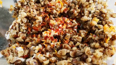  Çeşitli baharatlarla doldurulmuş haşlanmış karabuğday. Yüksek kalite fotoğraf.