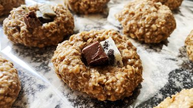 Çikolatalı ve muzlu yulaflı kurabiyeler. Yüksek kalite fotoğraf