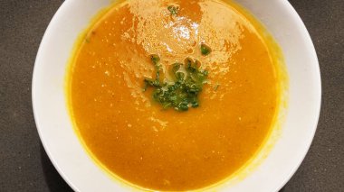 Tavuk suyundan yapılmış balkabağı çorbası. Yüksek kalite fotoğraf.