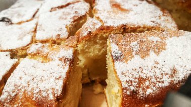 Kuru üzümlü taze pişmiş lezzetli kek. Yüksek kalite fotoğraf.