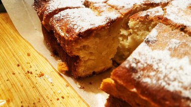 Taze pişmiş süzme peynirli lezzetli pasta. Yüksek kalite fotoğraf.