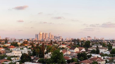  Pencereden bak. Gün batımında şehir. Yüksek kalite 4k görüntü.
