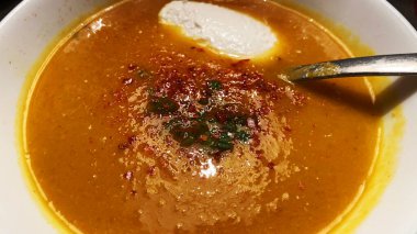 Tavuk suyundan yapılmış balkabağı çorbası. Yüksek kalite fotoğraf.