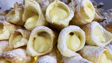 Sütlü kremalı çıtır börek. Yüksek kalite fotoğraf.