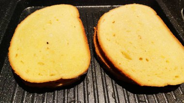 Yumurtalı ton balıklı ve peynirli kızarmış tost. Yüksek kalite fotoğraf.