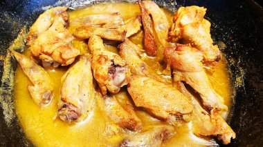 Kendi sularında kızarmış tavuk kanadı. Yüksek kalite fotoğraf.