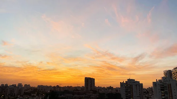 Pencereden Bak Gün Batımında Şehir Yüksek Kalite Görüntü — Stok fotoğraf