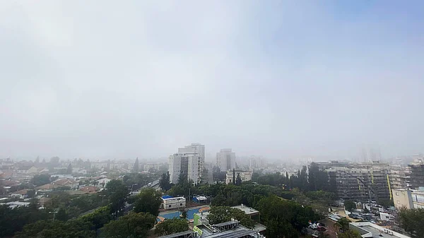建物の屋根からの眺め 街の上に霧 高品質4K映像 — ストック写真