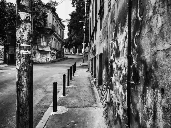 Yaz günlerinde eski Tiflis mimarisi, kapıları ve dış dekorasyonu — Stok fotoğraf