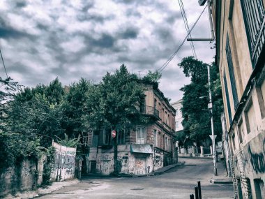 TBILISI, GEORGIA - 7 Temmuz 2019: Eski Tiflis mimarisi, kapıları ve dış dekorasyonu 
