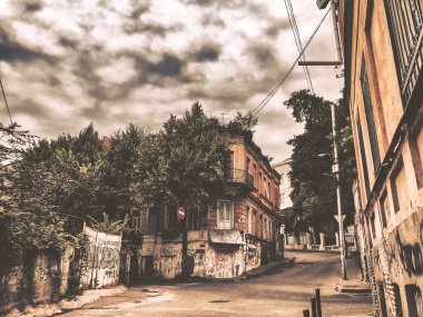 TBILISI, GEORGIA - 7 Temmuz 2019: Eski Tiflis mimarisi, kapıları ve dış dekorasyonu 