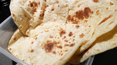 Maya olmadan pişmiş lezzetli pita. Mutfak fantezisi