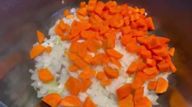 Haşlanmış soğan ve havuç lezzetli bir yemeğin malzemeleridir.