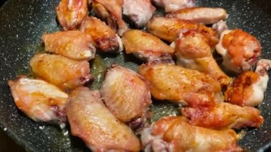 Üstünde otlar katlanmış lezzetli kızarmış tavuk kanatları. yavaş çekim