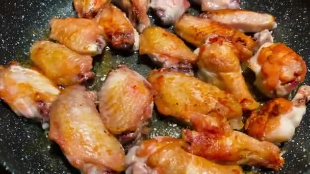 Deliciosas Alitas Pollo Asado Con Hierbas Dobladas Parte Superior — Vídeo de stock