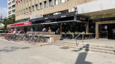 RISHON-LEZION, ISRAEL 1806 2021: Rishon-Lezion, İsrail 'deki boş cadde