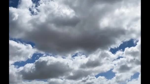 Cielo Azul Soleado Nubes Blancas Maravilloso Día Verano — Vídeo de stock