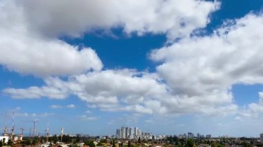 Rishon Le Zion, İsrail-Mart 9, 2021: İsrail 'in Rishon Le Zion kentindeki yeni bir inşaatın manzarası. 