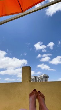 Apartmanımın çatısında dinlenme yeri