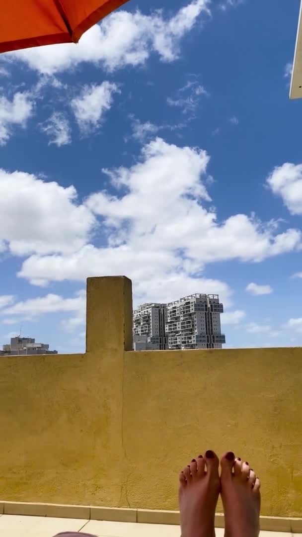 Apartmanımın Çatısında Dinlenme Yeri — Stok video
