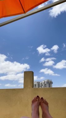 Apartmanımın çatısında dinlenme yeri