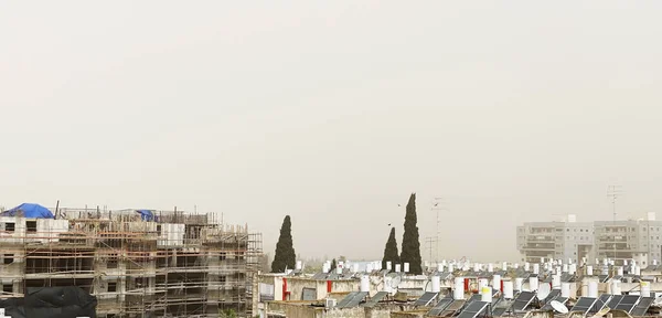 Uitzicht Vanaf Het Dak Van Het Gebouw Bewolkte Lucht Boven — Stockfoto