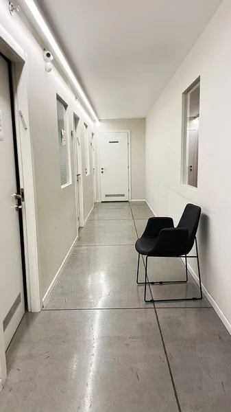 診療所の廊下と黒い椅子 高品質の写真 — ストック写真